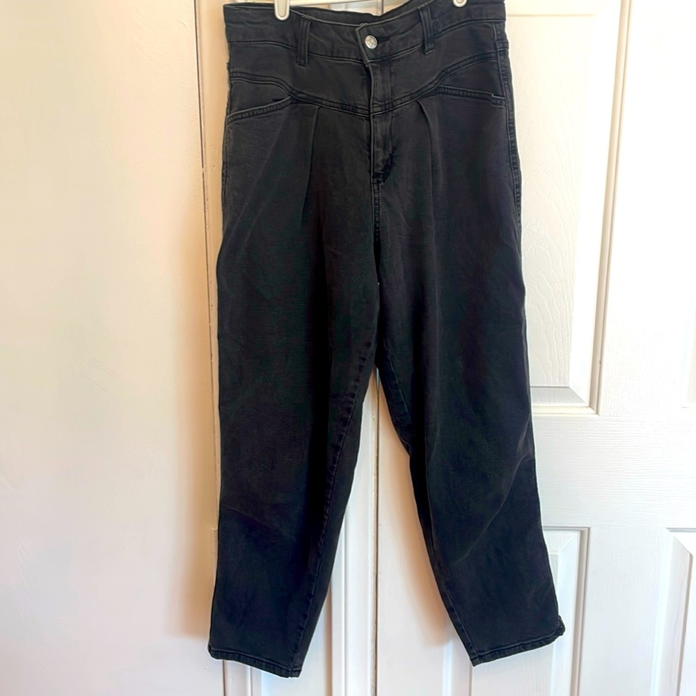 Wild Fable black jeans. Sz 8. Cute pleats in front. Great condition